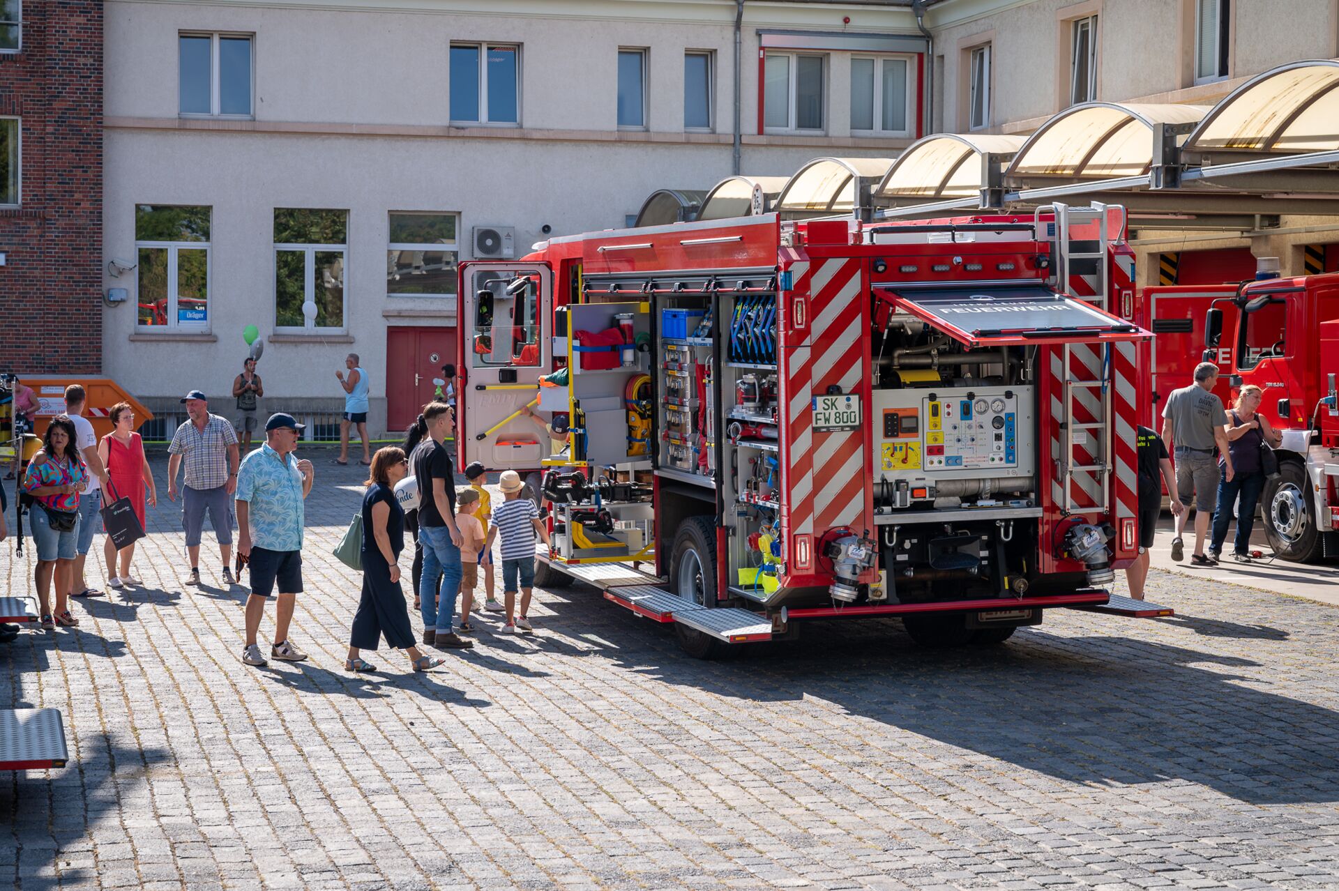 Auf diesem Bild sehen Sie ein Feuerwehrfahrzeug, welches beim Tag der offenen Tür ausgestellt wurde.