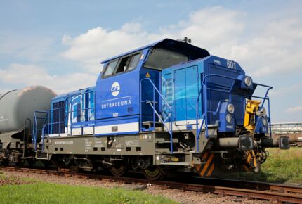 Auf diesem Bild sehen Sie eine Bahn der InfraLeuna, welche gerade die Güter, welche am Standort produziert werden, transportiert.