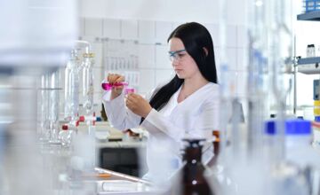 Auf dem Bild sehen Sie eine Laborantin, welche gerade die am Chemiestandort hergestellten Stoffe testet.