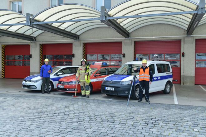 Auf diesem Bild sehen Sie den Werkschutz der InfraLeuna. Dazu gehören die Werksfeuerwehr und der Werkschutz selbst. In diesem Bild stehen 3 Personen, 1 Person pro Abteilung, vor ihren Fahrzeugen mit den jeweilligen Utensilien