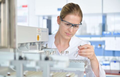Auf diesem Bild sehen Sie eine Laborantin, welche gerade verschiedene Proben in einem chemischen Verfahren testet.