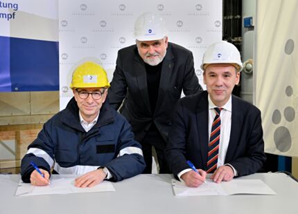 Dr. Christof Günther, Prof. Dr. Armin Willingmann und Dr. Dirk Biermann bei der Vertragsunterzeichnung über den Bau und Betrieb einer Power-to-Heat-Anlage (PtH) auf dem Chemiestandort Leuna