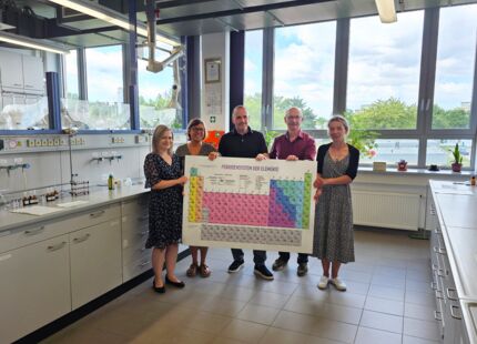 Spendenübergabe an das Schülerlabor "Chemie zum Anfassen" an der Hochschule Merseburg