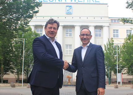 Prof Dr Markus Krabbes, Rector of Merseburg University of Applied Sciences, and Dr Christof Günther, Managing Director of InfraLeuna GmbH, are delighted about the collaboration