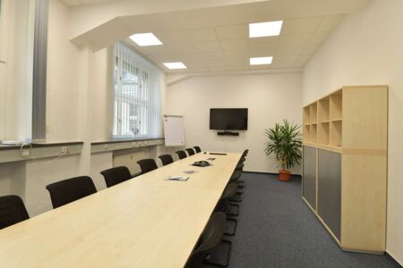 Auf diesem Bild sehen Sie unseren Konferenzraum, welcher mit ca. 20 Stühlen, einem Bildschirm und Flipchart bestückt ist.