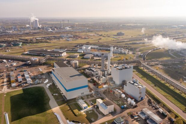 Auf diesem Bild sehen Sie das Gas- und Dampfturbinenkraftwerk 2 der InfraLeuna im Werkteil 2.