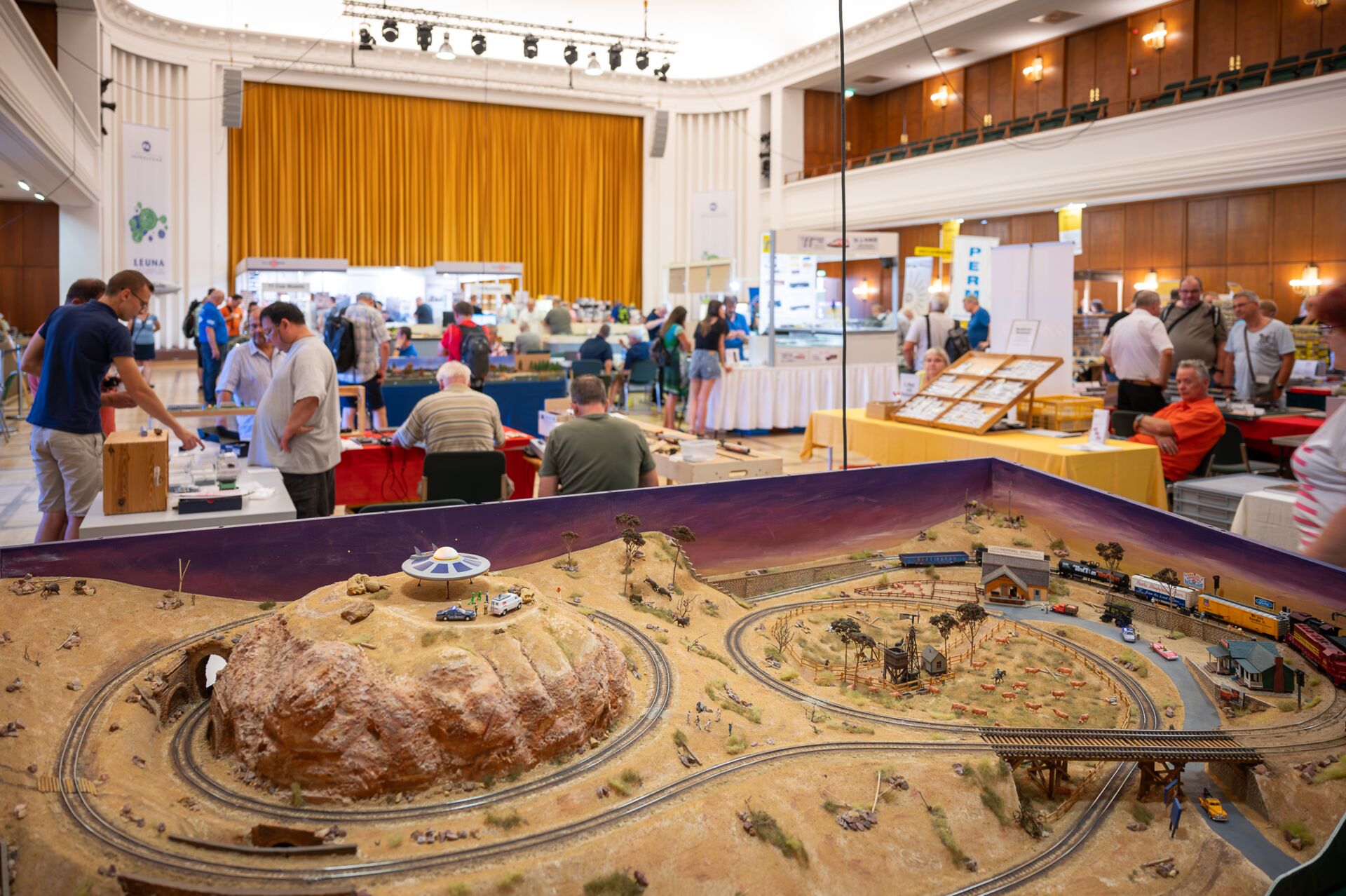 Auf diesem Bild sehen sie die Ausstellungen vom Tag der offenen Tür, welche cCe Kulturhaus Leuna ausgestellt wurden. Im Vodergrund des Bildes ist eine Miniatur Eisenbahn dargestellt.