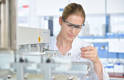 Auf diesem Bild sehen Sie eine Laborantin, welche gerade verschiedene Proben in einem chemischen Verfahren testet.