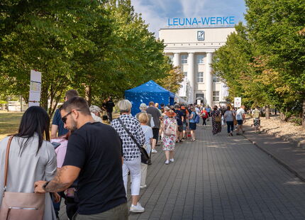 Queue of people at the ticket booth at the 2024 open day at the Leuna chemical site