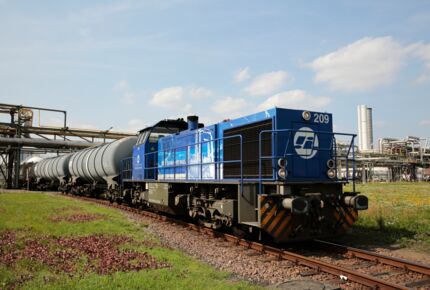 Auf diesem Bild sehen Sie eine Bahn der InfraLeuna, welche gerade die Güter, welche am Standort produziert werden, transportiert.
