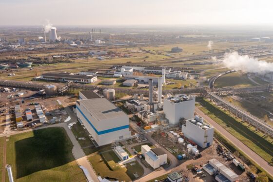 Auf diesem Bild sehen Sie das Gas- und Dampfturbinenkraftwerk 2 der InfraLeuna im Werkteil 2.