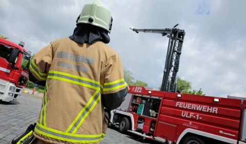 Auf diesem Bild sehen Sie einen Feuerwehrmann bei der Arbeit