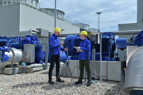 In this picture you can see two InfraLeuna employees testing the systems for their environmental impact.