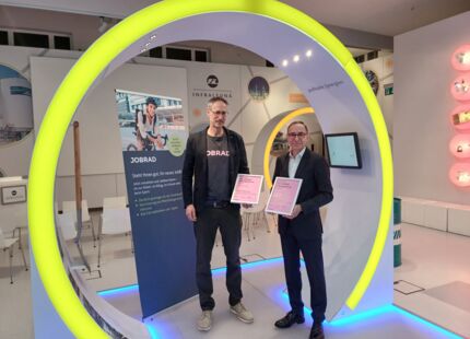 Urkundenübergabe durch Johannes Ommeln von der JobRad GmbH an Dr. Christof Günther, Geschäftsführer der InfraLeuna GmbH