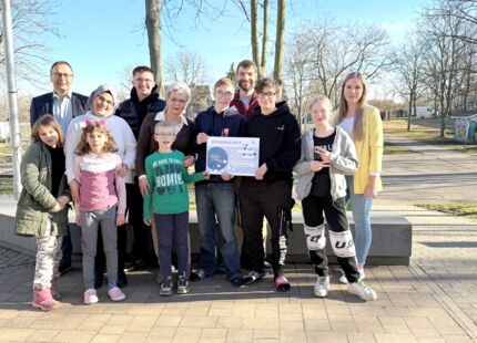Spendenübergabe durch René Jonas und Celina Broßeit aus dem Bereich Umweltschutz/Sicherheit/Qualität der InfraLeuna an Michaela Larsen, Heimleiterin des Kinder- und Jugendhauses Merseburg