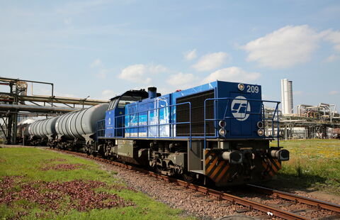 Auf diesem Bild sehen Sie eine Bahn der InfraLeuna, welche gerade die Güter, welche am Standort produziert werden, transportiert.