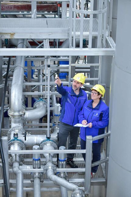 This picture shows two InfraLeuna employees inspecting the central biological wastewater treatment plant and checking that everything is in order.