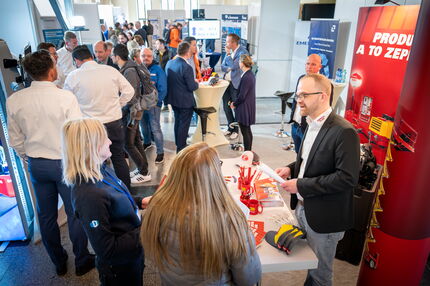 Auf diesem Bild sehen Sie eine Aufnahme vom Leuna Dialog 2024, welche eine Unterhaltung beim Leuna Dialog zeigt.