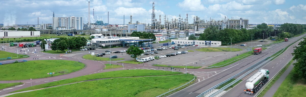 Auf dem Bild sehen Sie das Tor 6 des Chemiestandorts Leuna. Hintergrund sind die Anlagen des Chemiestandortes zu sehen.