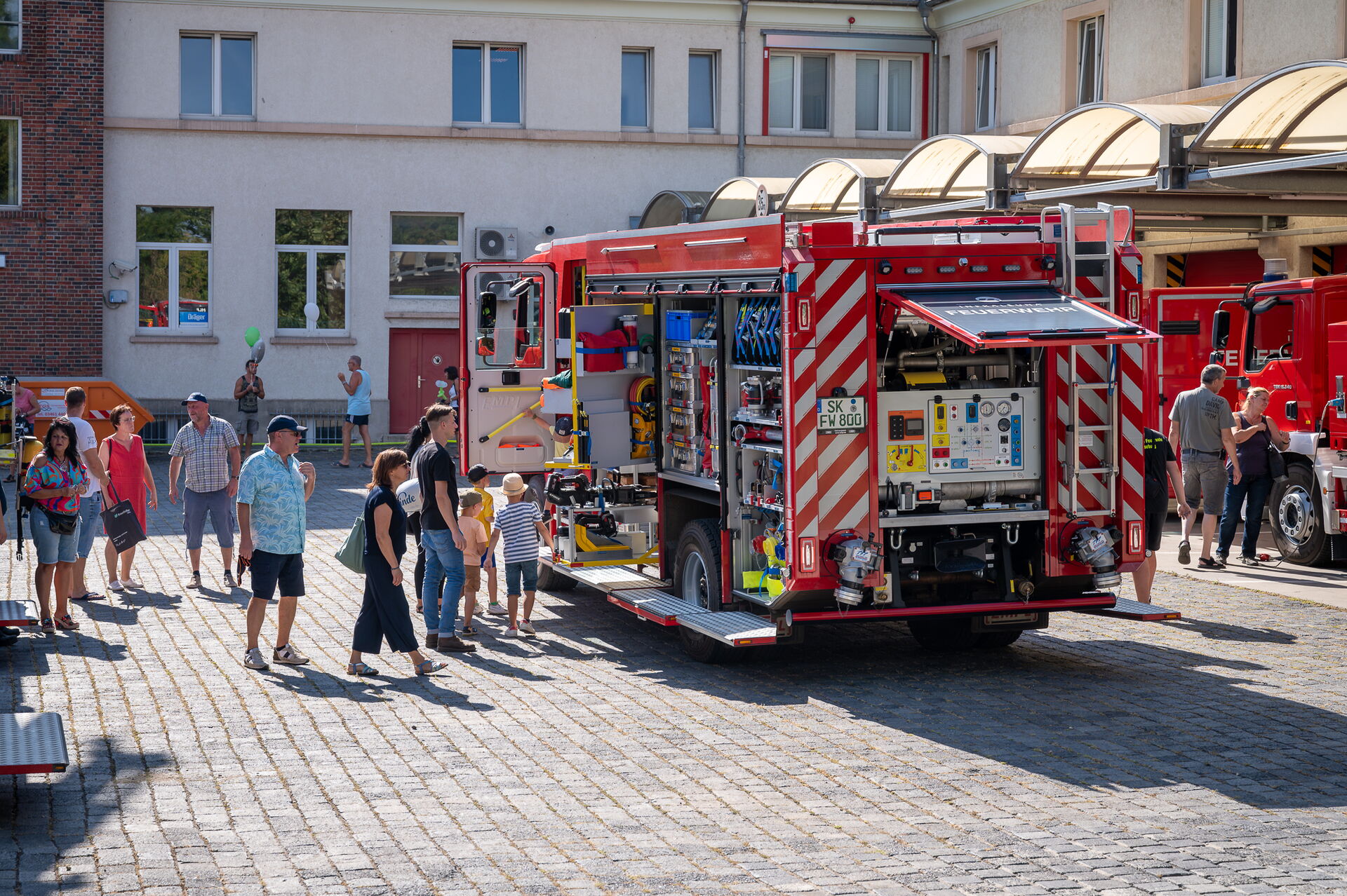 Auf diesem Bild sehen Sie ein Feuerwehrfahrzeug, welches beim Tag der offenen Tür ausgestellt wurde.