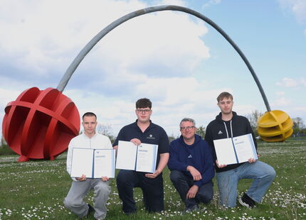 Energie-Scouts der InfraLeuna mit ihren Abschlussurkunden