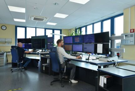 Auf diesem Bild sehen Sie die Zentrale der Bahnlogistik, in welcher alle Bereiche überwacht werden und insofern Probleme auftreten, diese behoben werden.