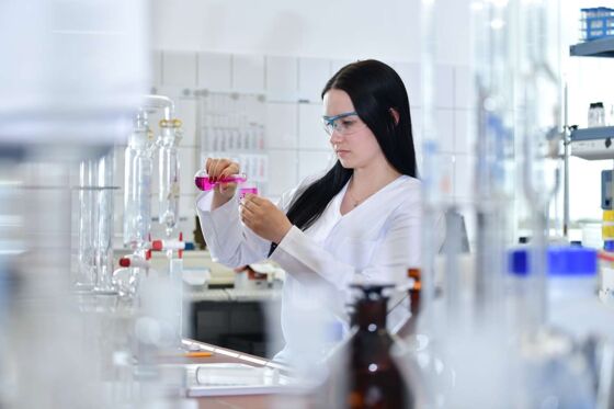 Auf dem Bild sehen Sie eine Laborantin, welche gerade die am Chemiestandort hergestellten Stoffe testet.