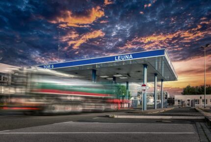 Auf diesem Bild sehen Sie einen Lkw, welcher gerade über das Tor 6 auf das Gelände des Chemiestandortes Leuna fährt.