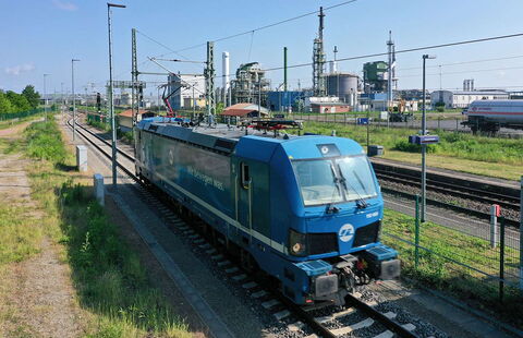 Auf diesem Bild sehen eine Bahn der InfraLeuna, welche für den Gütertransport genutzt wird.