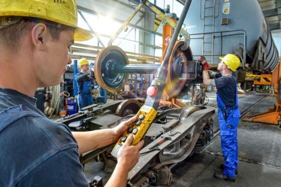 Auf diesem Bild sehen sie Reparatur-, Wartungs- und Inspektionsarbeiten an Kesselwägen.