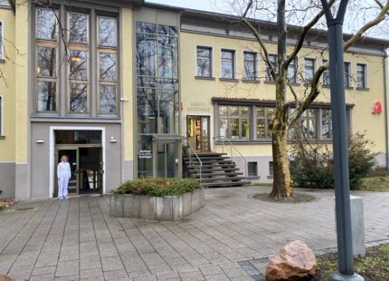 Zugang vorübergehender Standort des Werksärztlichen Dienstes in der Rudolph-Breitscheidstraße 18, Gebäude C, Souterrain
