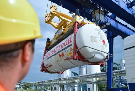 Auf diesem Bild sehen Sie einen Container, welcher gerade in eins der 120 Containerstellplätze einsortiert wird.