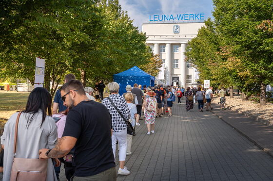 Auf diesem Bild sehen Sie eine lange Schlange am Eingang zum Tag der offenen Tür 2024.