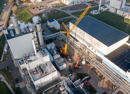 Power-to-heat project by InfraLeuna and 50Hertz: Hoisting of the 35-megawatt electrode boiler