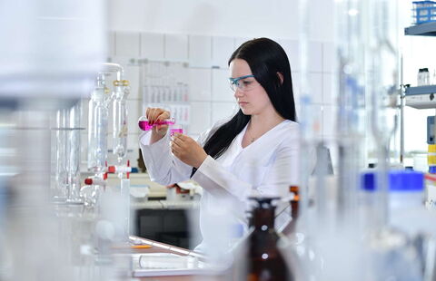 Auf dem Bild sehen Sie eine Laborantin, welche gerade die am Chemiestandort hergestellten Stoffe testet.