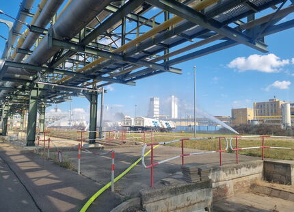 Extinguishing work on the Linde GmbH premises at the Leuna chemical site