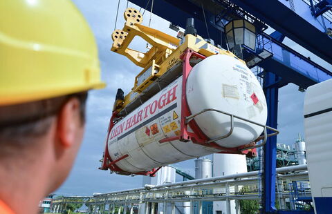 Auf diesem Bild sehen Sie einen Container, welcher gerade in eins der 120 Containerstellplätze einsortiert wird.