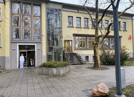 Zugang vorübergehender Standort des Werksärztlichen Dienstes in der Rudolph-Breitscheidstraße 18, Gebäude C, Souterrain
