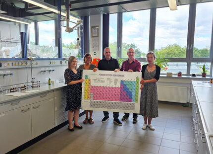 Spendenübergabe an das Schülerlabor "Chemie zum Anfassen" an der Hochschule Merseburg
