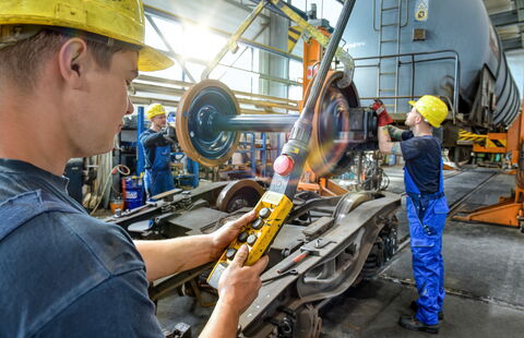 Auf diesem Bild sehen sie Reparatur-, Wartungs- und Inspektionsarbeiten an Kesselwägen.