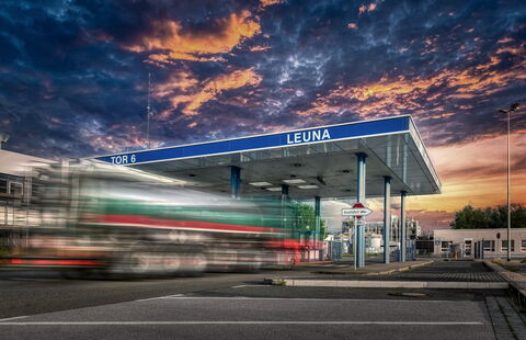 Auf diesem Bild sehen Sie einen Lkw, welcher gerade über das Tor 6 auf das Gelände des Chemiestandortes Leuna fährt.