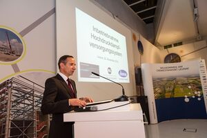 Bild 1: Dr. Christof Günther, Geschäftsführer der InfraLeuna GmbH bei der offiziellen Inbetriebnahme des neuen Hochdruckdampfversorgungssystems am Chemiestandort Leuna