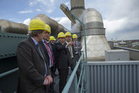 Bild 1: Während einer Besichtigung des Kraftwerkes der InfraLeuna erläutert Geschäftsführer Dr. Christof Günther den Energieverbund am Chemiestandort Leuna.