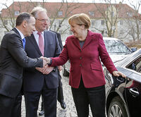 Bild 0: Dr. Christof Günther, Geschäftsführer der InfraLeuna GmbH, und Sachsen-Anhalts Ministerpräsident Dr. Reiner Haseloff begrüßen die Bundeskanzlerin Dr. Angela Merkel Foto: M. Junghans
